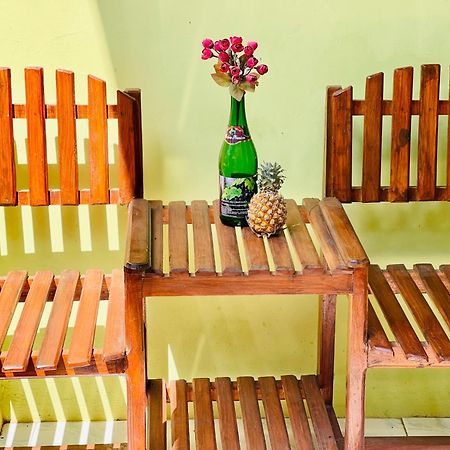 Kurnia Family Homestay & Restaurant! Huu Exterior foto
