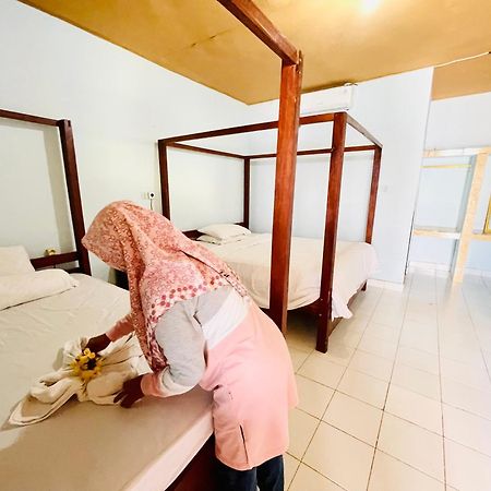 Kurnia Family Homestay & Restaurant! Huu Exterior foto