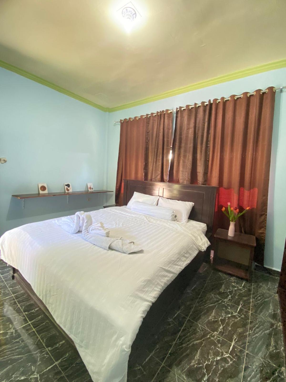 Kurnia Family Homestay & Restaurant! Huu Exterior foto